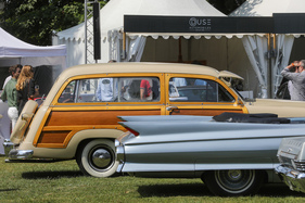 Amerikanische Heckpartien in der Klasse "The American Dream" im Vergleich - Ford Custom Station Wagon, Cadillac Eldorado - Concours d'Elégance Suisse Château Coppet 2023 Amerikanische Heckpartien in der Klasse "The American Dream" im Vergleich - Ford Custom Station Wagon, Cadillac Eldorado - Concours d'Elégance Suisse Château Coppet 2023