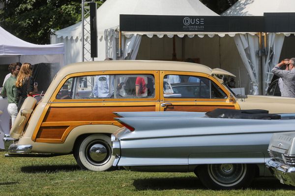 Amerikanische Heckpartien in der Klasse "The American Dream" im Vergleich - Ford Custom Station Wagon, Cadillac Eldorado - Concours d'Elégance Suisse Château Coppet 2023