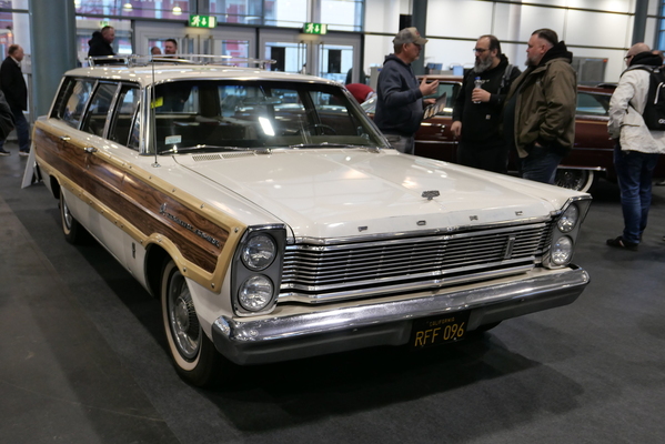 Amerikanische Kombi-Kultur, Sonderschau von "V8 Station Wagon": ein beeindruckender Ford Country Squire von 1965 – Bremen Classic Motorshow 2025