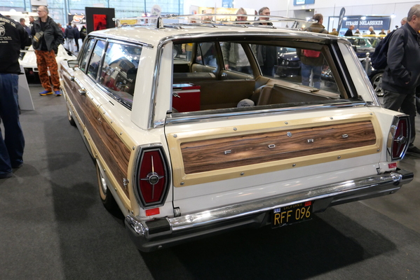 Amerikanische Kombi-Kultur, Sonderschau von "V8 Station Wagon": ein beeindruckender Ford Country Squire von 1965 – Bremen Classic Motorshow 2025
