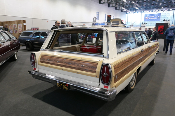 Amerikanische Kombi-Kultur, Sonderschau von "V8 Station Wagon": ein beeindruckender Ford Country Squire von 1965 – Bremen Classic Motorshow 2025