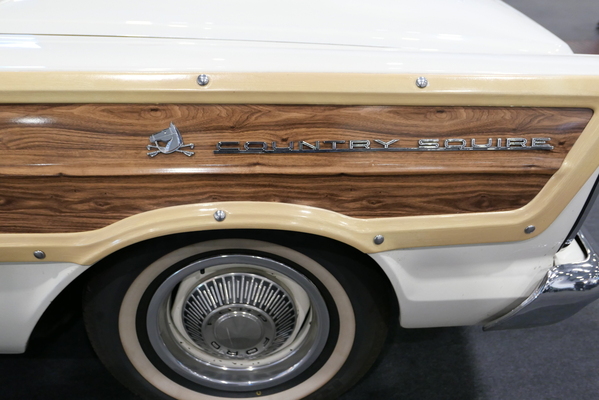 Amerikanische Kombi-Kultur, Sonderschau von "V8 Station Wagon": ein beeindruckender Ford Country Squire von 1965 – Bremen Classic Motorshow 2025