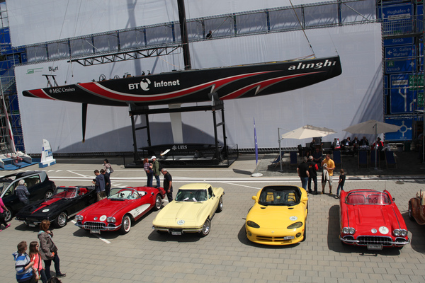 Bild: Amerikanische Kunststoffautos unter sich, vereint unter der Alinghi-Yacht - Kunststoffauto-Treffen Fantastic Plastic 2014
