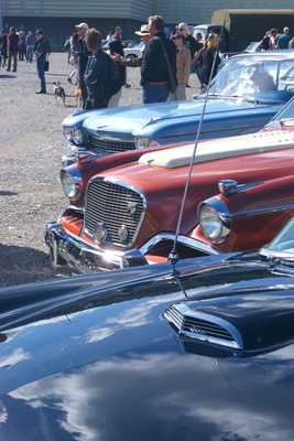 Amerikanische Motorhauben mit Lufthutze, Kompressor-Penthouse und vollkommen glatt – Albisgütli Classic Cars & Bikes September 2022