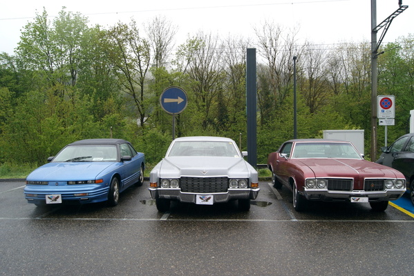 Amerikanische Trikolore: Oldsmobile Cutlass Supreme Convertible, Cadillac Calais Hartop Sedan und Oldsmobile Cutlass Supreme Holiday Coupe – Oldtimer-Treff Shopping-Raststätte Würenlos 2024