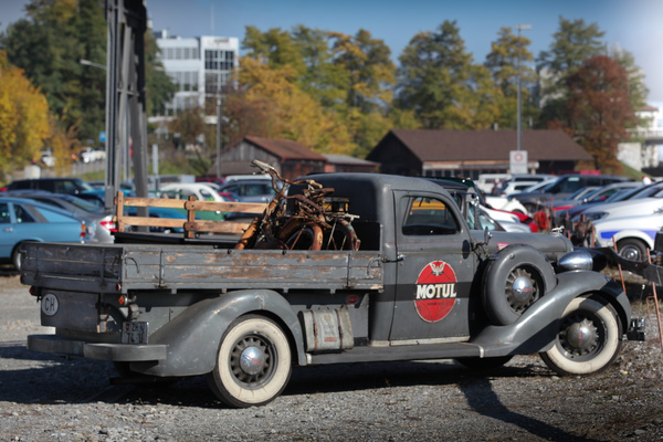 Amerikanischer Pickup mit rostigen Velos - Oldtimermesse St. Gallen am 30. Oktober 2016