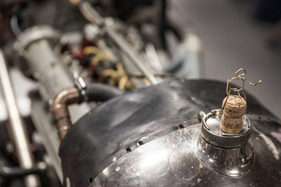 Amilcar 6C (1927) - auch dies ist eine Kühlerfigur - Rétromobile Paris 2017