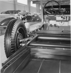 Amilcar Compound (1938) - Blick auf das gegossene Chassis und die Hinterradaufhängung