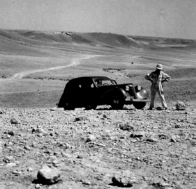 Amilcar Compound (1938) - W. F. Bradley neben dem Compound — auf der grossen «Testexpeditionsfahrt» irgendwo in Syrien