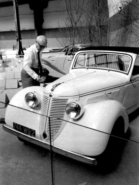 Amilcar Compound (1939) - Jean-Albert Gregoire beim Abstauben seines Amilcar Compound 1939 Amilcar Compound (1939) - Jean-Albert Gregoire beim Abstauben seines Amilcar Compound 1939