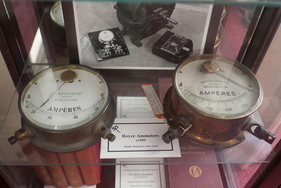 Ampèremeter der Firma Royce aus Manchester, hergestellt um die Jahrhundertwende