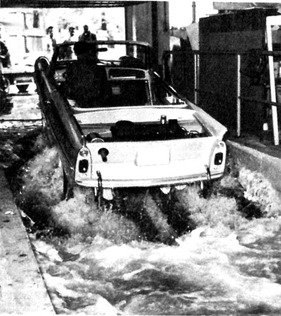 Amphicar  (1962) - hier wird die Dichtigkeit der Karosserie nochmals sorgfältig geprüft Amphicar  (1962) - hier wird die Dichtigkeit der Karosserie nochmals sorgfältig geprüft