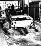 Amphicar (1962) - hier wird die Dichtigkeit der Karosserie nochmals sorgfältig geprüft
