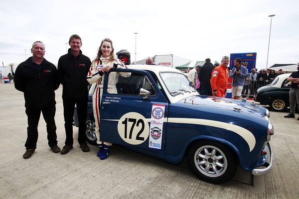 Amy Williams für einmal im Austin A35 anstatt auf dem Skeleton-Schlitten - Austin A30/35 Celebrity Challenge - Silverstone Classic 2017