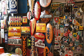 An Email- und Blechschildern herrscht kein Mangel ... (Bremen Classic Motorshow 2018)