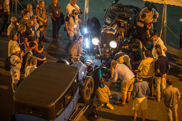 An den Boxen wird gearbeitet - Le Mans Classic 2016 - Plateau 01