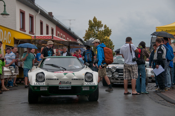 An der Rallye-Meile ist immer viel los. Am Freitag Morgen regnete es noch teilweise, danach machte es aber immer mehr auf! – Eifel Rallye Festival 2013