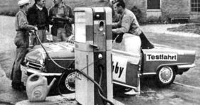 An der Tankstelle - NSU Wankel Spider kontra Triumph Spitfire MK II im hobby Super-Test An der Tankstelle - NSU Wankel Spider kontra Triumph Spitfire MK II im hobby Super-Test