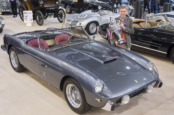 An der Techno Classica 2015 von einer internationalen Fachjury zum „Best of Show“ gewähltes Ferrari 250 GT Pinin Farina Cabriolet der Serie 1, angebotenen vom Händler Axel Schütte