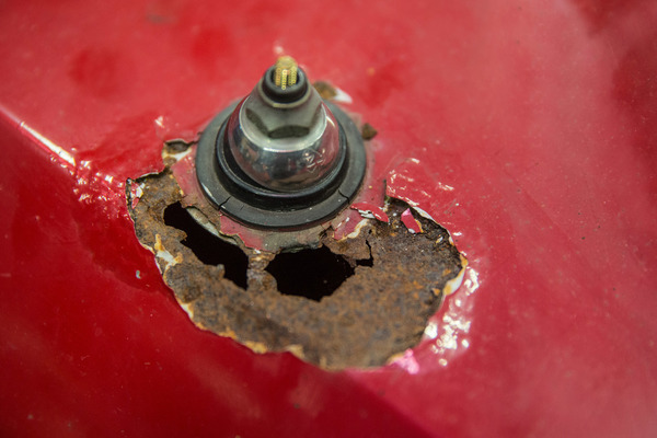 An diesem Alfa Romeo ist noch etwas Arbeit nötig ist, die Restaurierungsbasis der Giulia Sprint stand zum Verkauf - Rétromobile Paris 2020