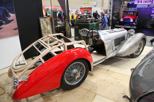 An diesem Restaurierungsprojekt eines SS 100 von 1939 kann bei Dönni die Struktur des Wagens sehr schön betrachtet werden - Swiss Classic World Luzern 2019