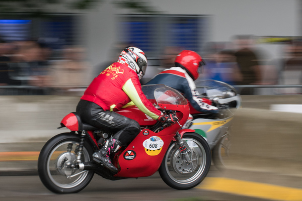 Bild: An dieser Stelle kam ein bisschen «Isle of man TT" - Stimmung auf! Motorräder am Oldtimer GP Brugger Schachen 2019