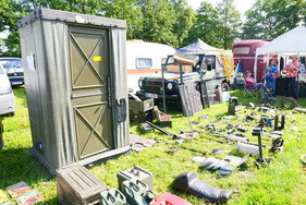 Anbieter von Militaria gibt es zahlreich in Bockhorn. Dieser hier hat sogar das passende Tarn-Klo im Verkauf. – Bockhorner Oldtimermarkt 2025