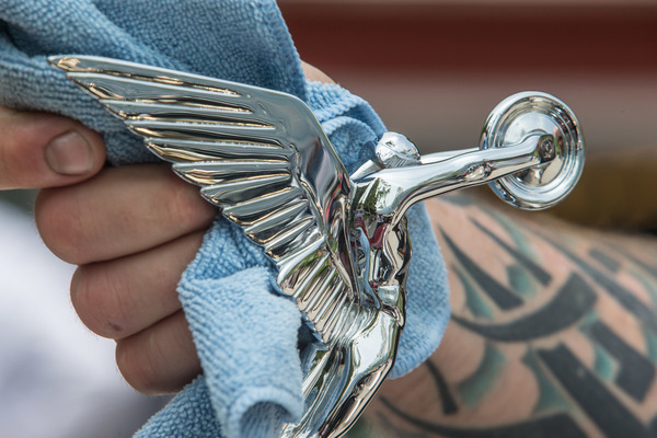 Andauernd wird geputzt und gereinigt, so dass die Wagen in der Sonne nur so glänzen.