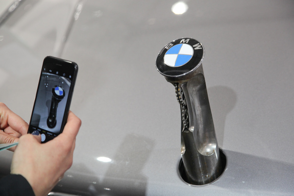 Andere BMW-Extras aber lagen oder standen offen da ... und wurden natürlich, wie dieses James-Bond-Gadget, sofort fotografiert.