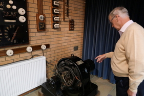 Andere Exponate im Seminarraum erinnern an die Zeit, in der Frederick Henry Royce in Manchester mit einer Ingenieursfirma für elektrische Geräte und Anlagen begann