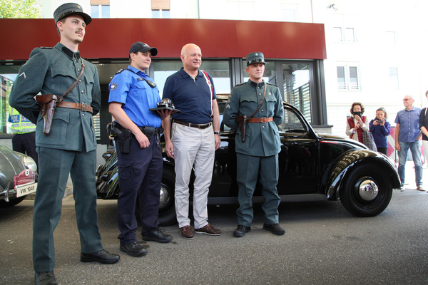 Anders als 1948 gab’s einen kurzen Fotohalt mit Geschenkübergabe für die hilfreichen Beamten vom Schweizer Zoll.