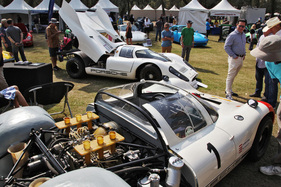 Anders als der Sechsender des 910 (vorn) haust im mächtigen 917 K von 1970, der hinten zu sehen ist, ...