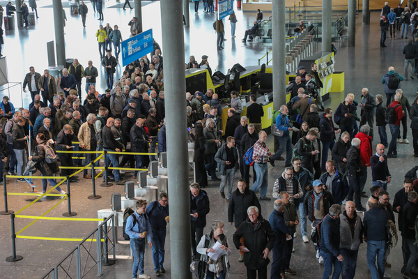 Bild Andrang beim Eingang Ost - 24. Retro Classics Stuttgart 2025