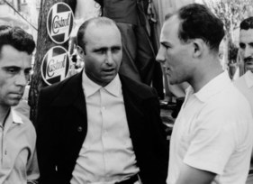 André Simon, Juan Manuel Fangio und Stirling Moss anlässlich des GP von Monaco 1955