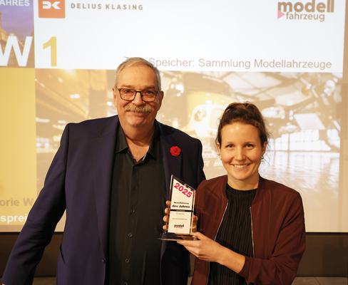 Bild: Andrea Schlicht vom PS.Speicher nimmt den Innovationspreis 2025 der Zeitschrift „Modell Fahrzeug“ von Chefredakteur Andreas A. Berse entgegen