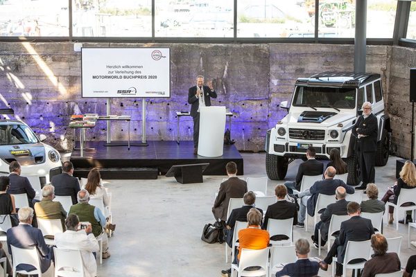 Bild: Andreas Dünkel, Vorsitzender der Motorworld Group, begrüßt Preisträger, Jury und Gäste anlässlich der Vergabe der Motorworld Buchpreise 2020