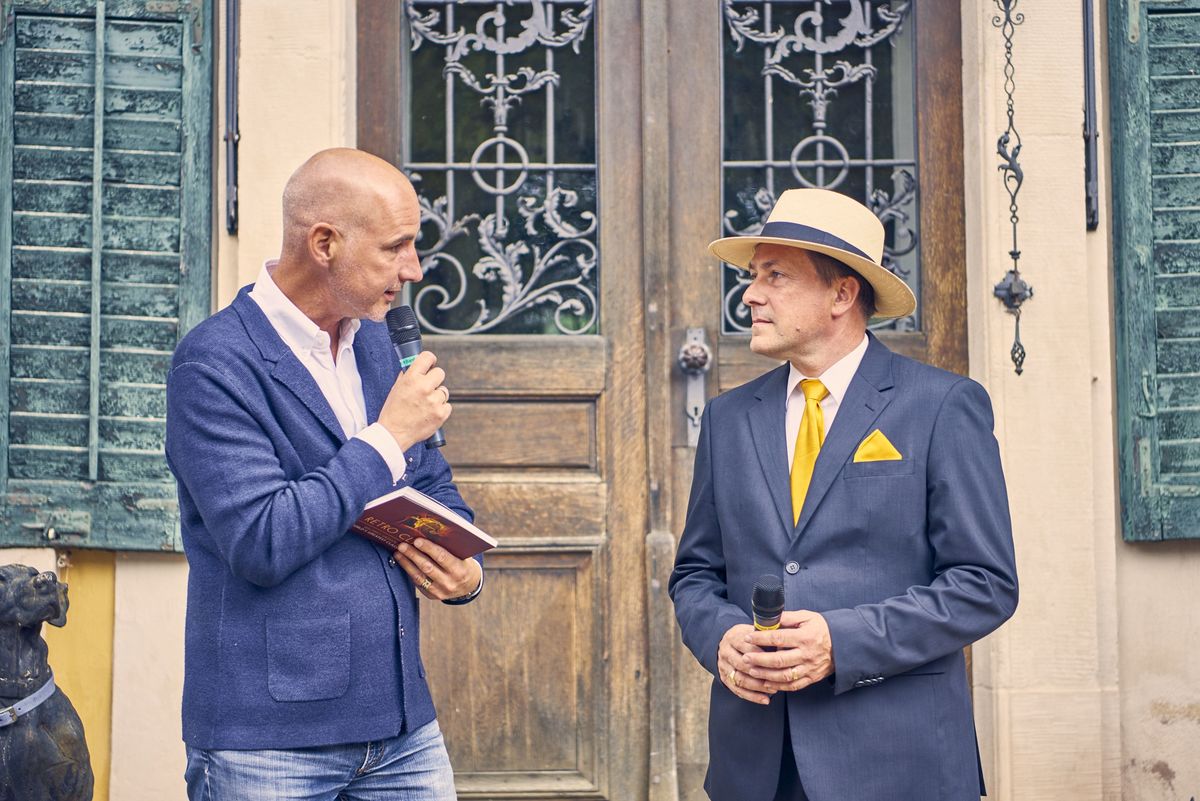 Andreas Herrmann (rechts) mit Concours-Moderator Martin Cernan (links) am Concours d'Elégance in Dennenlohe 2019