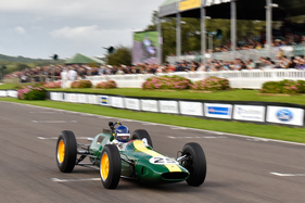 Andy Middlehurst gewann die Glover Trophy mit seinem Lotus-Climax 25 (1962) - Glover Trophy - Goodwood Revival 2015