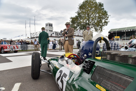 Andy Middlehurst im Lotus-Climax 25 (1962) am Start - Glover Trophy - Goodwood Revival 2015