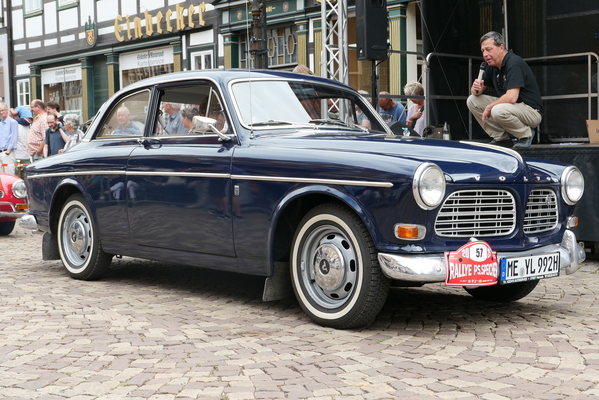 Andy Schwietzer im Gespräch mit der Besatzung des Volvo Amazon von 1968 – Einbecker Oldtimertage 2025