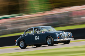 Andy Wallace auf Jaguar Mk2 (1960) - St. Mary's Trophy - Goodwood Revival 2015