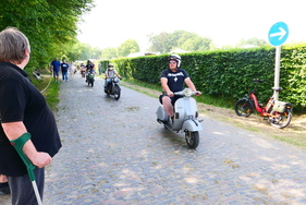 Anfahrt zum Motorrad-Parkplatz – Bockhorner Oldtimermarkt 2025