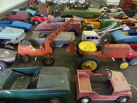 Angeboten vom Auktionshaus Osenat - Auswahl an Tretmobilen - Salon Auto-Moto-Classic Strasbourg 2018 Angeboten vom Auktionshaus Osenat - Auswahl an Tretmobilen - Salon Auto-Moto-Classic Strasbourg 2018