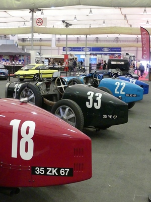 Angeboten vom Auktionshaus Osenat - eindrückliche Renn-Bugatti-Phalanx - Salon Auto-Moto-Classic Strasbourg 2018