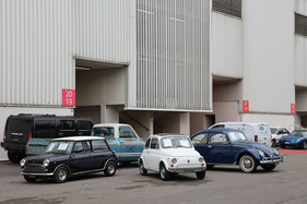 Angebotene einstige Alltagsautos zwischen den Hallen - 42. Auto e Moto d'Epoca 2025