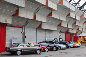 Angebotsvielfalt zwischen den Hallen - Mercedes-Benz-SL-Generationen und andere Neoklassiker - 42. Auto e Moto d'Epoca 2025