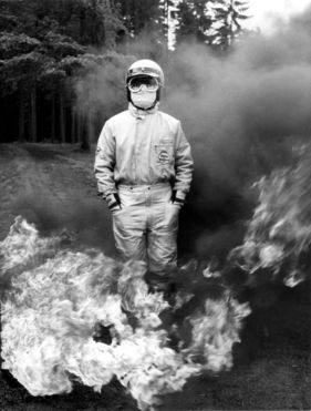 Angebrannt - beim Versuch, die Feuerfestigkeit des Rennoveralls zu demonstrieren, gerät Nomex-Importeur Erich Bitter in größere Not ...