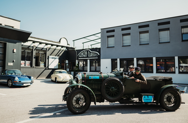 Bild: Angekommen im Vorkriegs-Bentley – 36. Kitzbüheler Alpenrallye 2023
