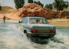 Pleasantly cool but not without danger are the many fords, which are so deep in places that they can only be driven through with a lot of momentum - NSU RO 80 versus Citroën DS 21 in the hobby super test in Africa