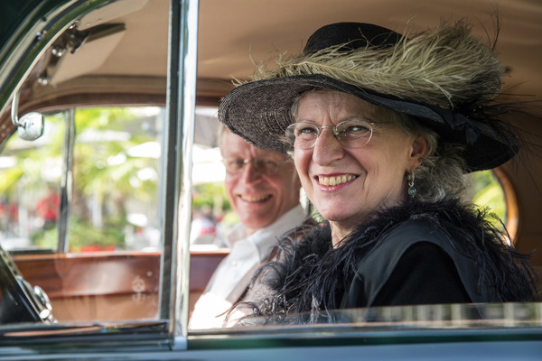 Angereist wurde natürlich in passender Garderobe, da durfte auch der korrekte Hut nicht fehlen, …